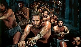 Foto de uma cena do Filme Ben-Hur onde ele exerce a função de Remador de Porão.